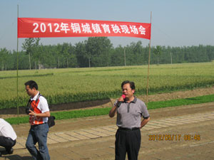 铜城镇在合作社召开育秧现场会